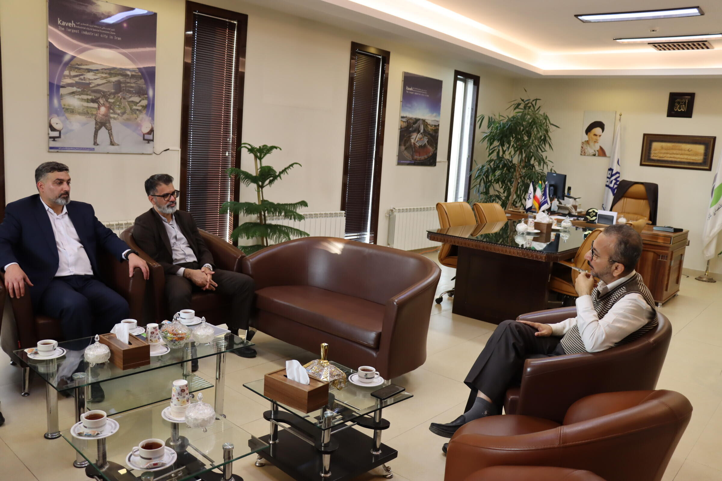 نشست مدیرعامل شرکت مهرامداد (شمساما) با مدیرعامل شهرک صنعتی کاوه و بررسی فرصت‌های معرفی شرکت به صنایع فعال منطقه